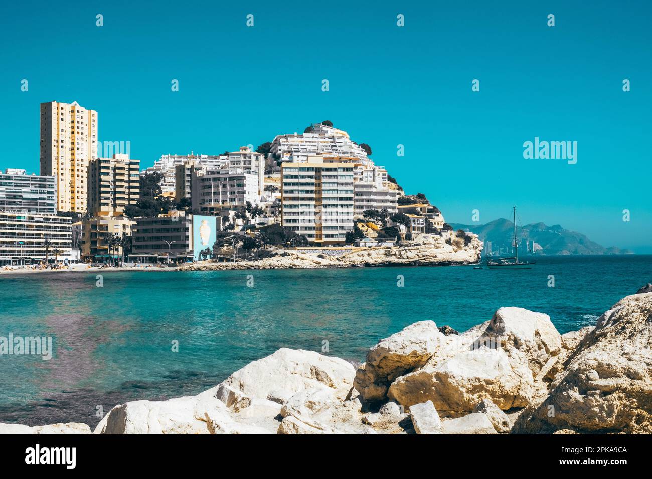 Vue sur la plage de Finestrat, la ville de Benidorm et la mer Méditerranée. Finestrat est une commune de la commune de Marina Baixa, province d'Alicante, dans la région Valencienne Banque D'Images