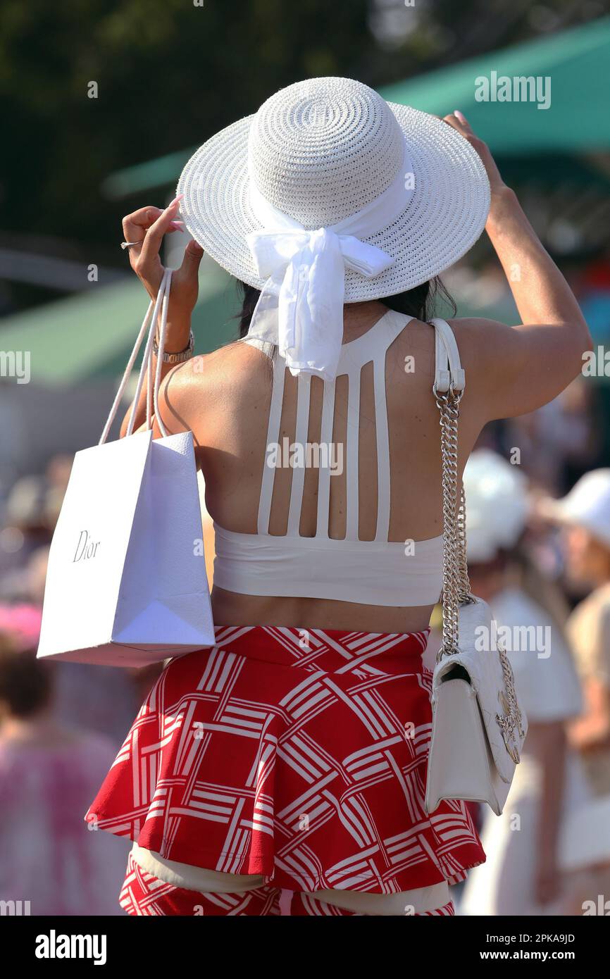 21.08.2022, Allemagne, Basse-Saxe, Hanovre - mode, jeune femme avec chapeau et sac à main. 00S220821D149CAROEX.JPG [AUTORISATION DU MODÈLE : NON, AUTORISATION DU PROPRIÉTAIRE : Banque D'Images