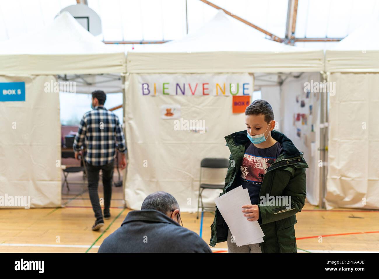 Vaccination des 5-11 ans et test sérologique rapide dans un centre de vaccination. Banque D'Images