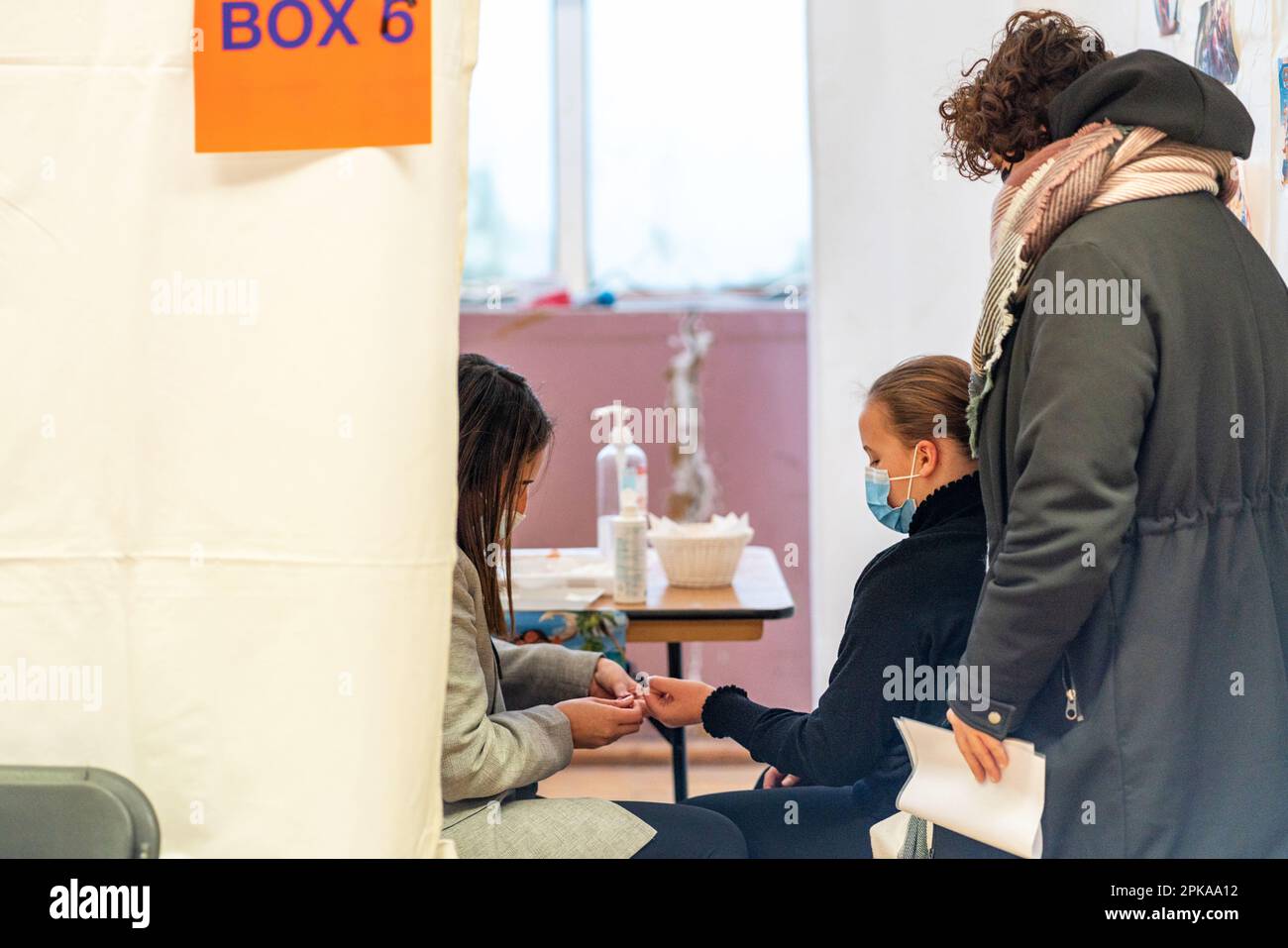 Test sérologique rapide pour la vaccination COVID-19 de 5-11 ans dans un centre de vaccination. Banque D'Images