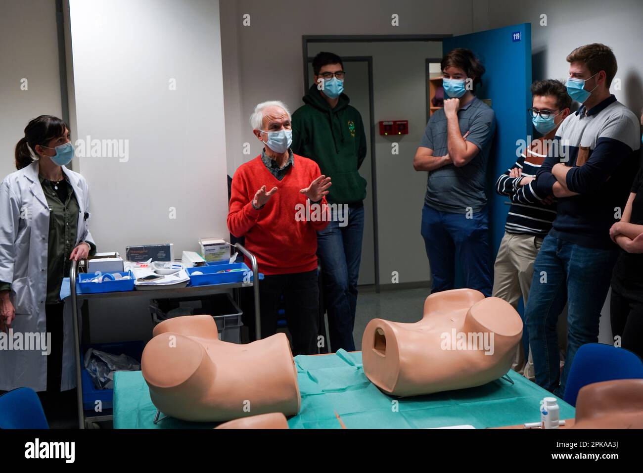 Docteur Pierre Mares, gynécologue obstétricien et étudiants en médecine de 5th ans pendant un cours de gynécologie à l'université médicale de Nîmes. Banque D'Images