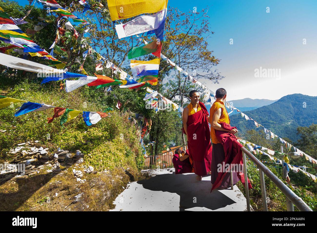 Monastère de Samdruptse, Ravangla, Sikkim, Inde - 20 octobre 2016 : les Monks heureux rient, volant des drapeaux de prière religieux bouddhistes colorés. Banque D'Images