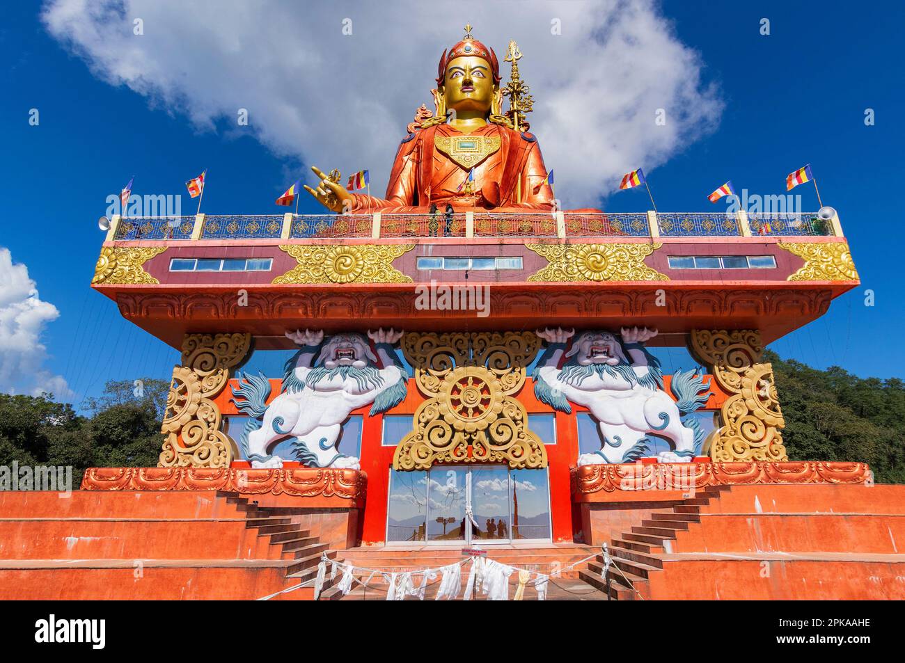 La Sainte statue de Guru Padmasambhava ou née d'un lotus, Guru Rinpoché, était un maître bouddhiste indien tantrique Vajra qui enseignait Vajrayana au Tibet. Banque D'Images