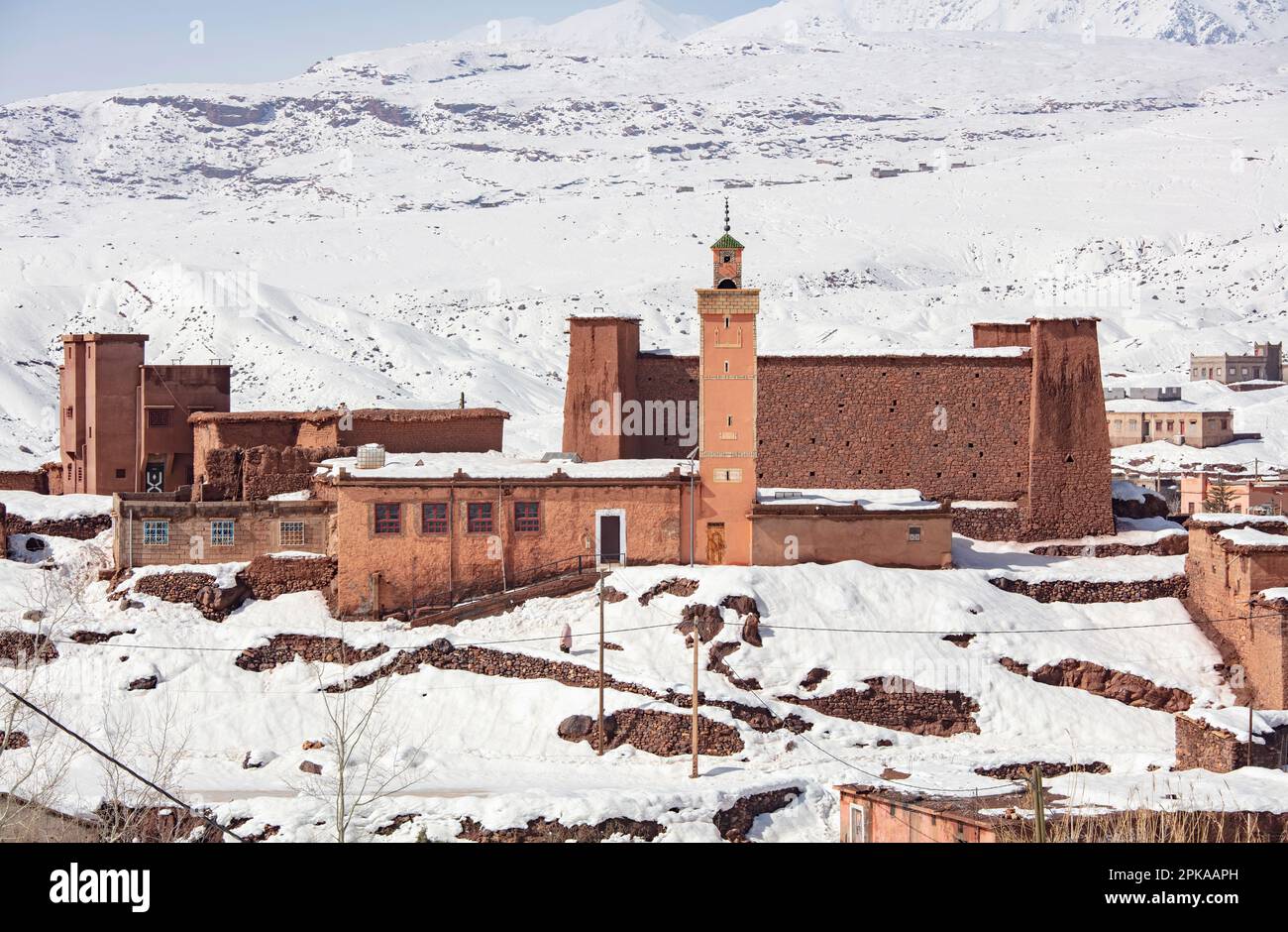 Maroc, Aguelnous, village berbère, montagnes du Haut Atlas, neige, mosquée, Banque D'Images