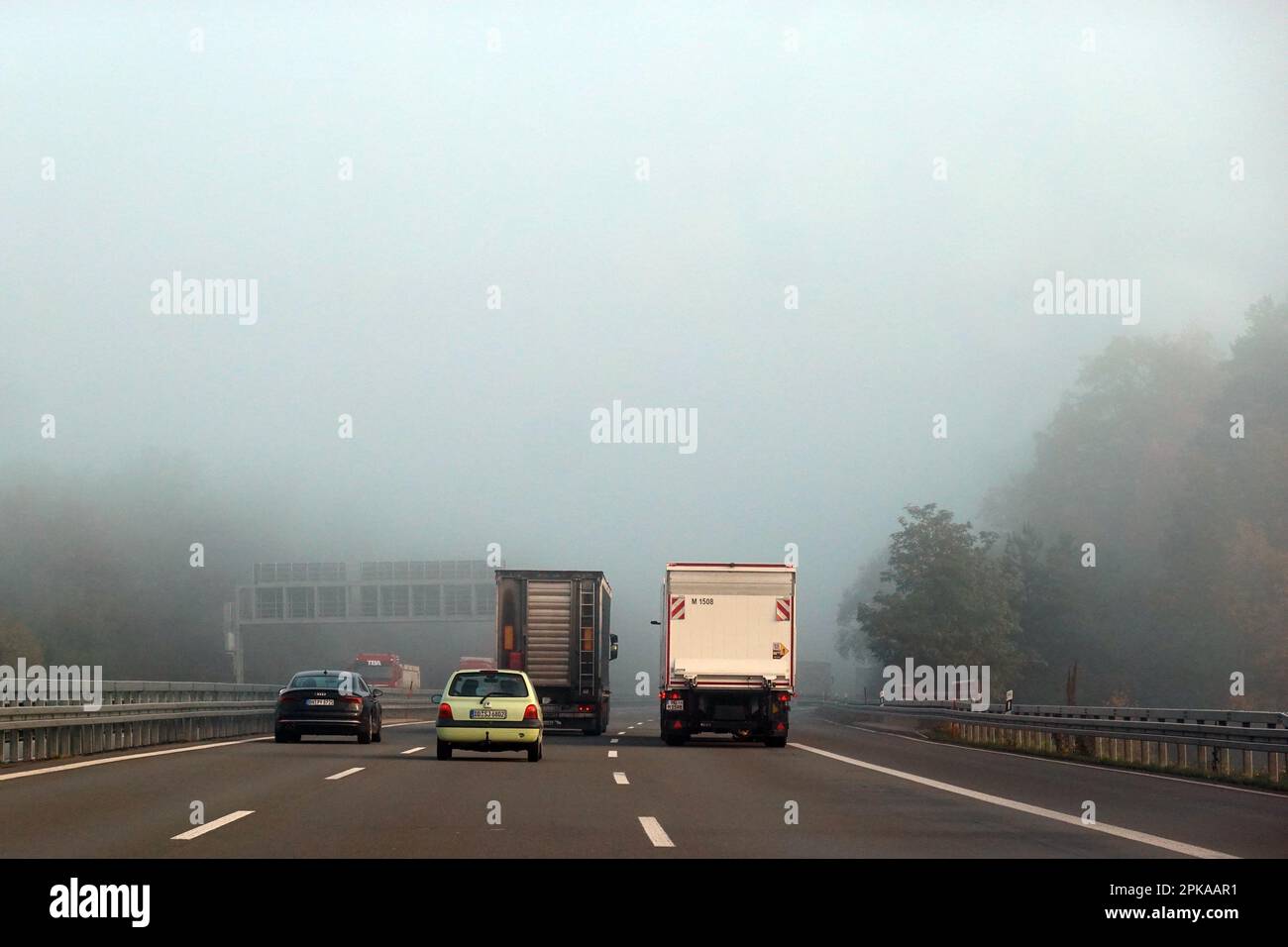 26.10.2022, Allemagne, Brandebourg, Vogelsdorf - Allemagne, brouillard sur le périphérique de Berlin. 00S221026D228CAROEX.JPG [AUTORISATION DU MODÈLE : NON, AUTORISATION DU PROPRIÉTAIRE : NON Banque D'Images