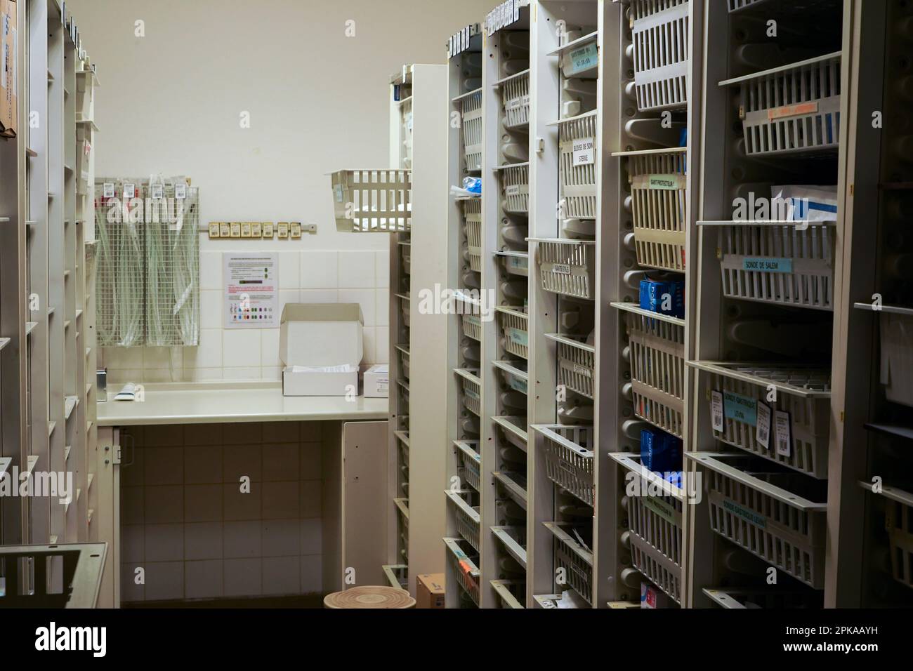 Salle de stockage de l'équipement dans la salle d'urgence d'un hôpital universitaire. Banque D'Images