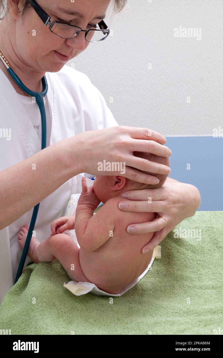 Le pédiatre vérifie les os du crâne et l'apparence des fontanelles. Hôpital Saint Vincent de Paul, Lille. Banque D'Images