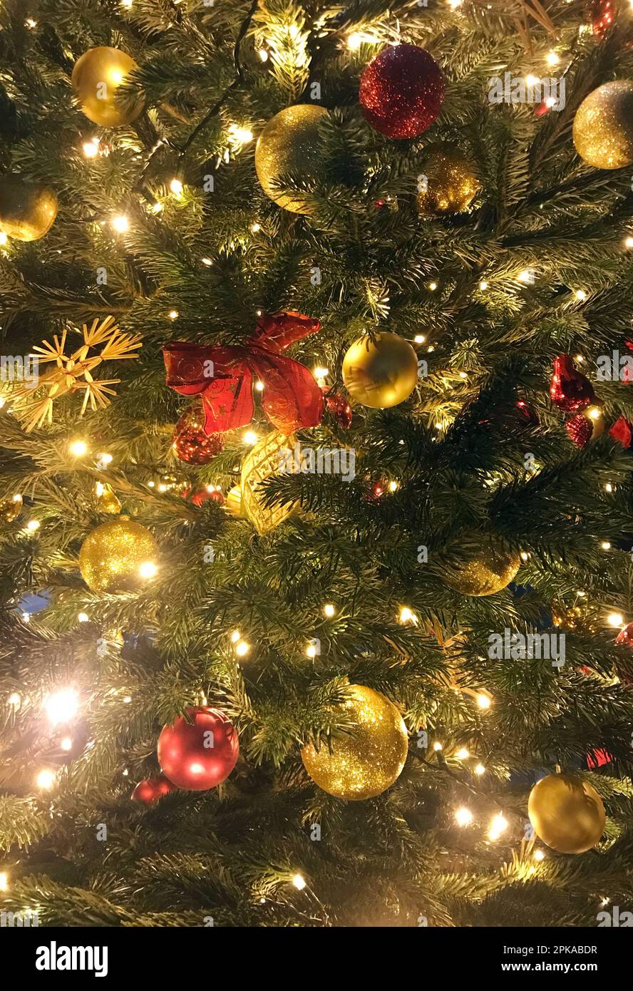 15.12.2022, Allemagne, , Berlin - boules, ruban et étoile de paille accrochée à un arbre de Noël. 00S221215D837CAROEX.JPG [AUTORISATION DU MODÈLE : NON APPLICABLE, PR Banque D'Images