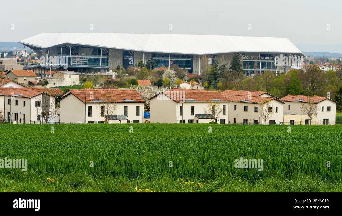 Banlieue est de Lyon, cornfield, zone résidentielle et stade Groupama, Decine, Rhône, RÉGION DE L'AURA, France Banque D'Images