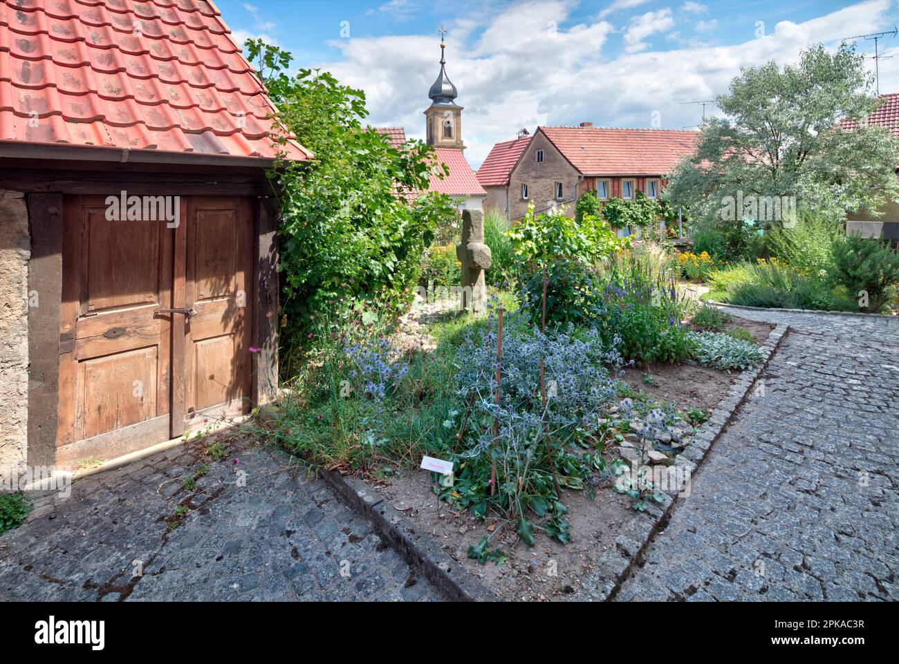 Jardin de la Bible, église, Saint-Cosmas et Damian, vue sur Saint-Jean Michael, été, Euerbach, Franconie, Allemagne, Europe, Banque D'Images