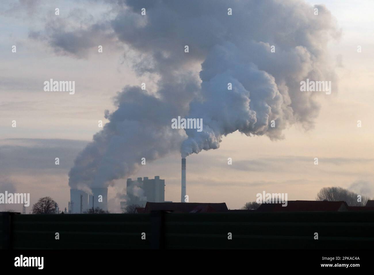 20.01.2023, Allemagne, Saxe-Anhalt, Schkopau - cheminées fumeurs de la centrale électrique au lignite de Schkopau. 00S230120D670CAROEX.JPG [VERSION DU MODÈLE : NON Banque D'Images