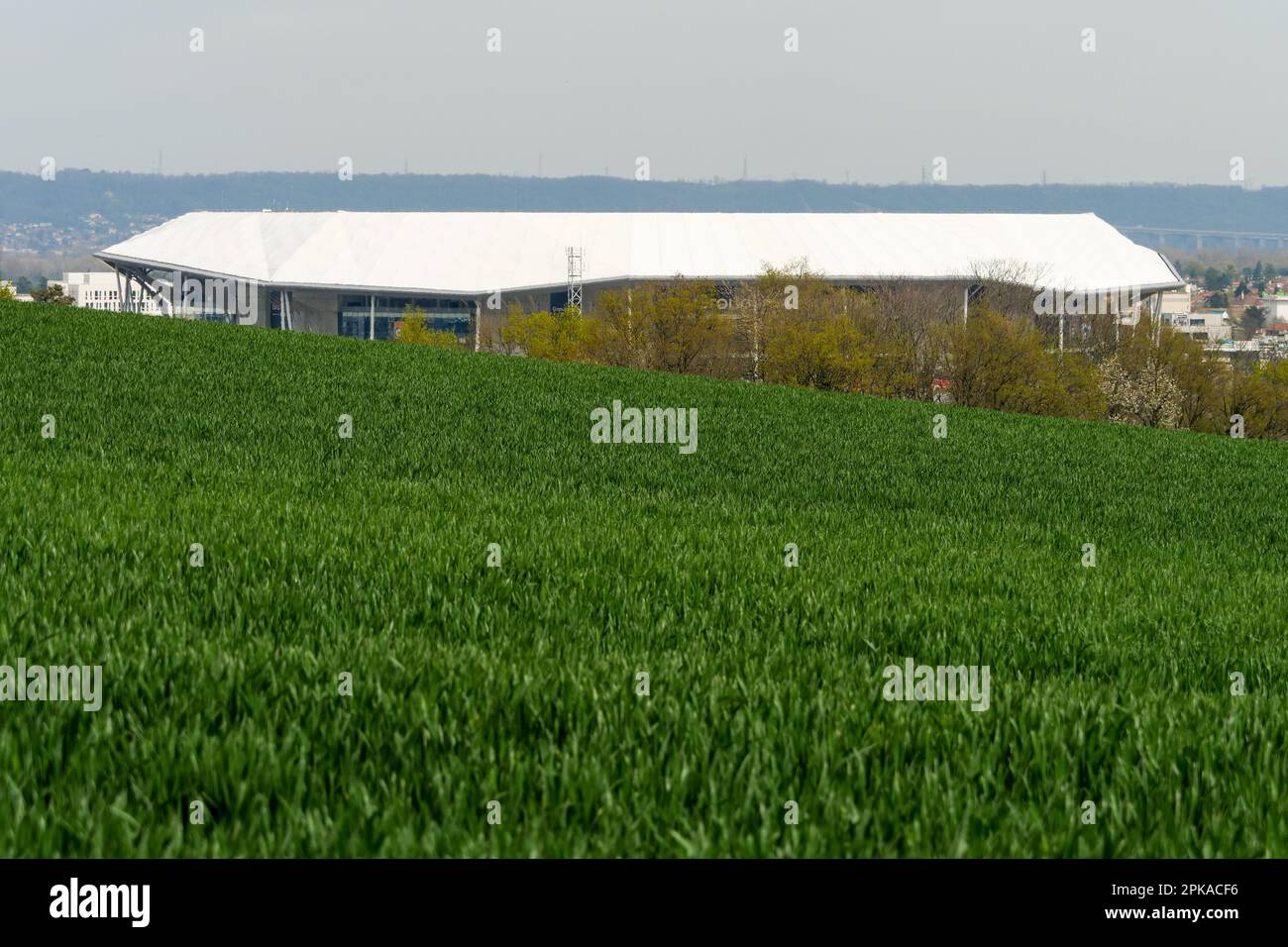 Banlieue est de Lyon, cornfield, zone résidentielle et stade Groupama, Decine, Rhône, RÉGION DE L'AURA, France Banque D'Images