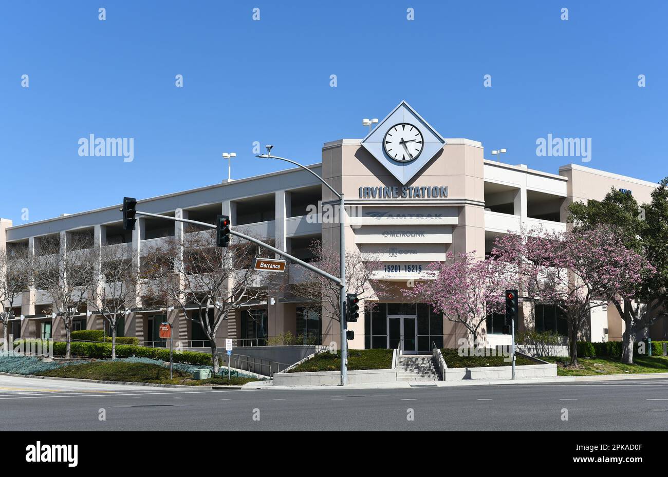 IRVINE, CALIFORNIE - 2 avril 2023 : gare ferroviaire d'Irvine dans le spectre d'Irvine, desservant les bus Metrolink, Amtrak et OTCA. Banque D'Images