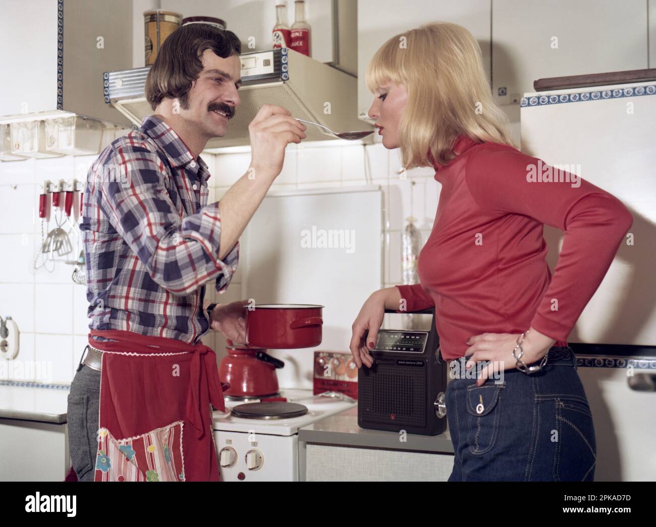 10.10.1975, République démocratique allemande, , Berlin - l'épouse goûte la soupe fraîchement cuite de son mari sur la cuisinière. 00S751010D105CAROEX.JPG [VERSION DU MODÈLE Banque D'Images 10.10.1975, République démocratique allemande, , Berlin - l'épouse goûte la soupe fraîchement cuite de son mari sur la cuisinière. 00S751010D105CAROEX.JPG [VERSION DU MODÈLE Banque D'Images