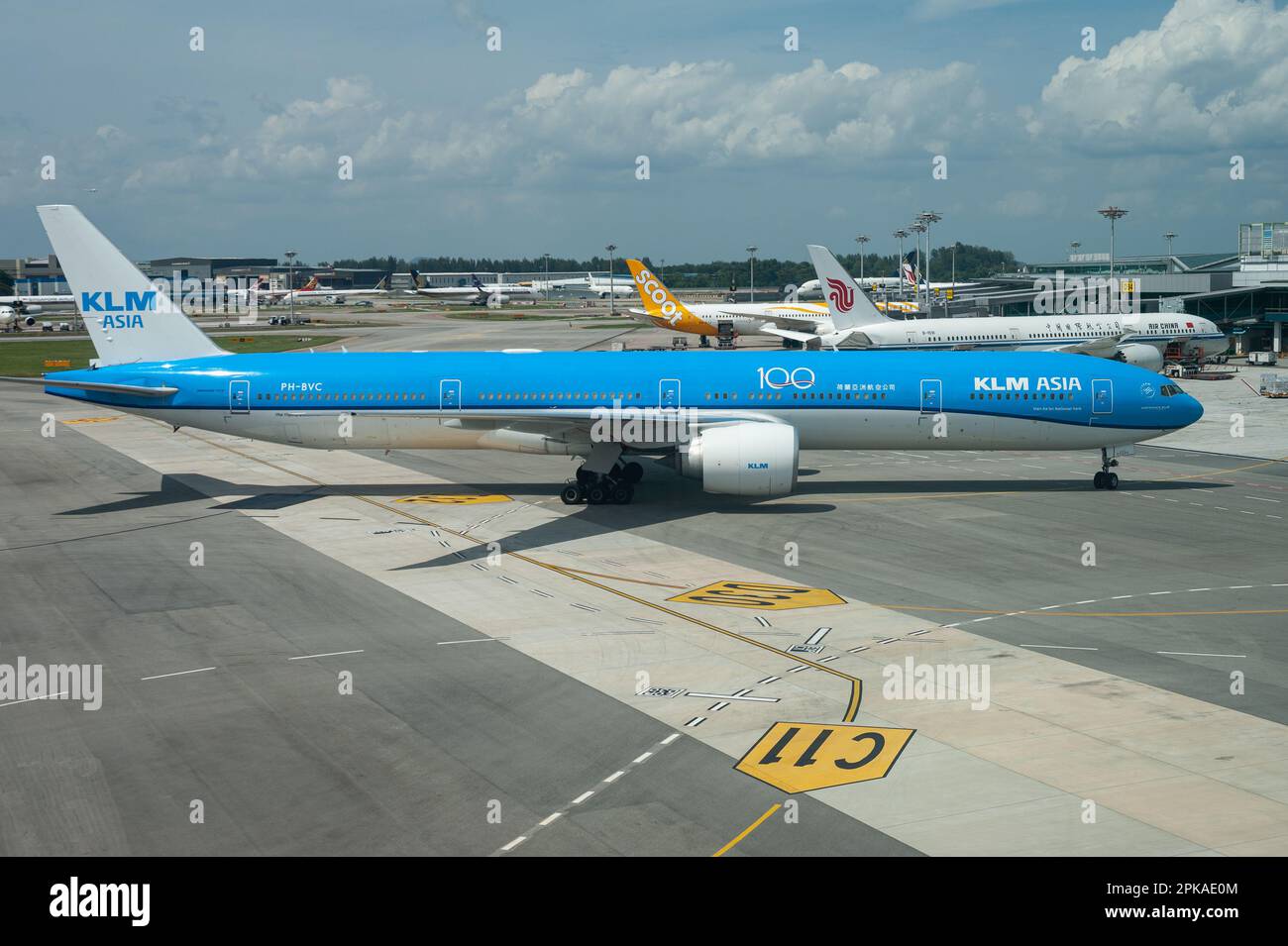 28.08.2020, République de Singapour, , Singapur - Un avion de passagers KLM Asia de type Boeing 777-300ER immatriculé pH-BVC au terminal 1 de Chang Banque D'Images
