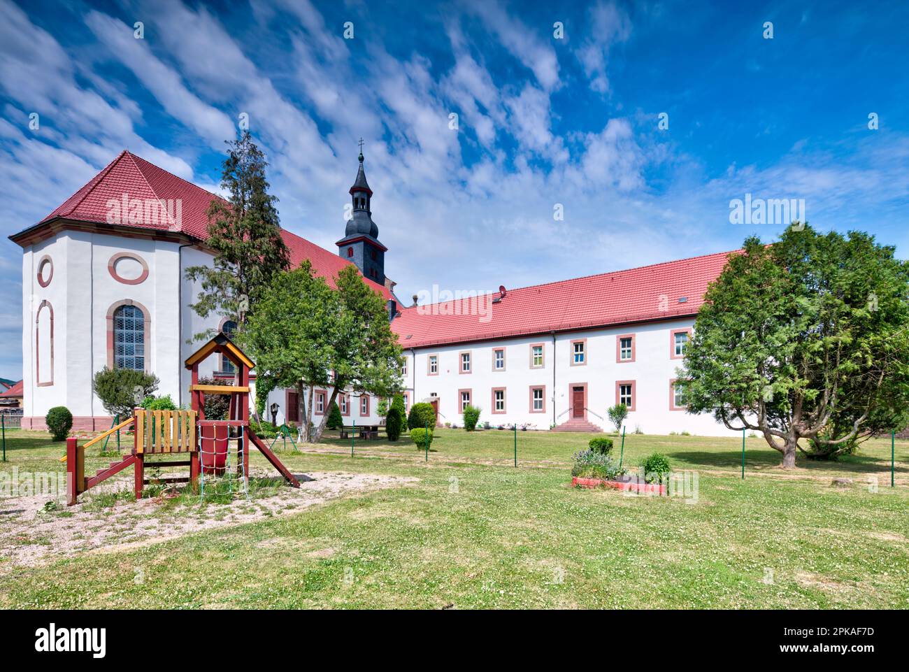 Église catholique, St. Pierre et Paul, ancien monastère franciscain, été, Dermbach, Rhön, Wartburgkreis, Thuringe, Allemagne, Europe, Banque D'Images