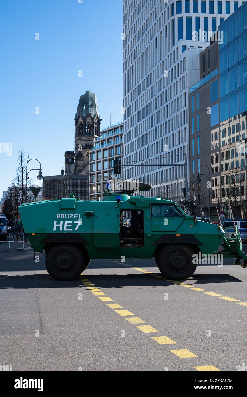 16.03.2023, Allemagne, , Berlin - Europe - Une voiture spéciale (véhicule blindé à roues) IL 7 de la police d'état bloque la rue devant le Waldorf A. Banque D'Images