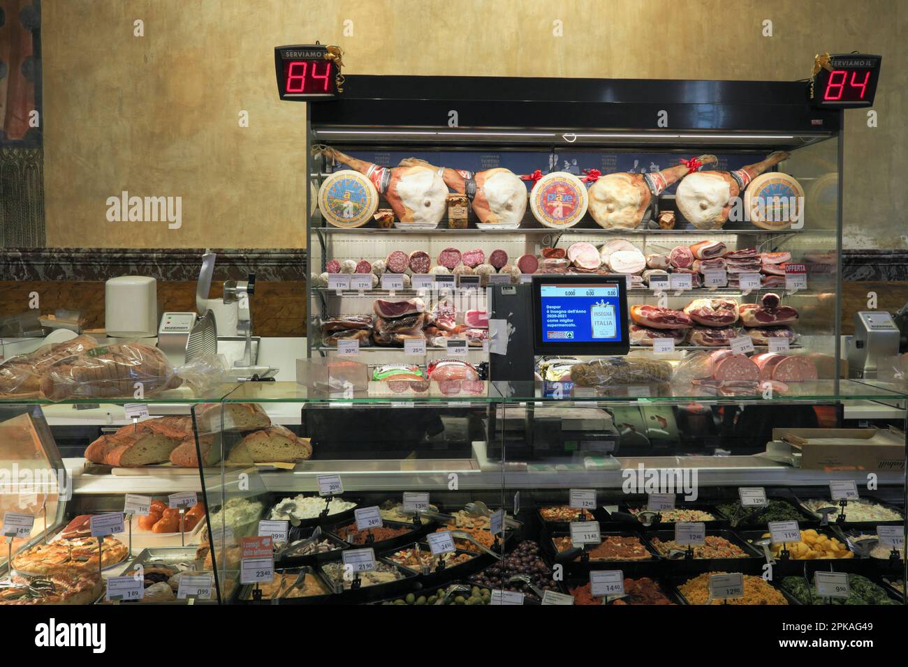 10.09.2021, Italie, Vénétie, Venise - saucisses et comptoir alimentaire dans un théâtre reconverti. Un ancien théâtre a été transformé en une épicerie. 00U2109 Banque D'Images