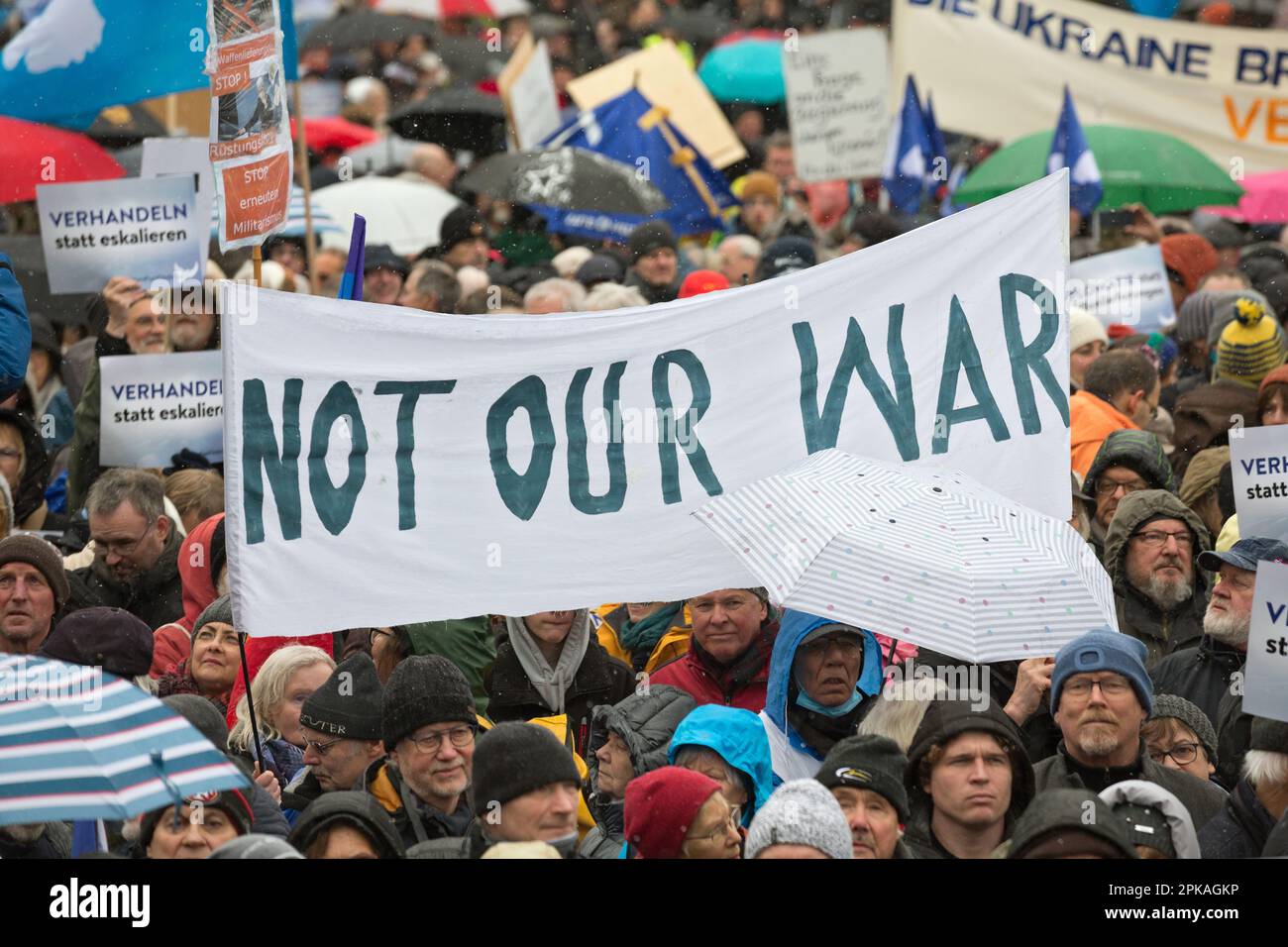 25.02.2023, Allemagne, Berlin, Berlin - manifestation pour la paix - soulèvement pour la paix sur la Platz des 18. Maerz en face de la porte de Brandebourg. Démonstrat Banque D'Images