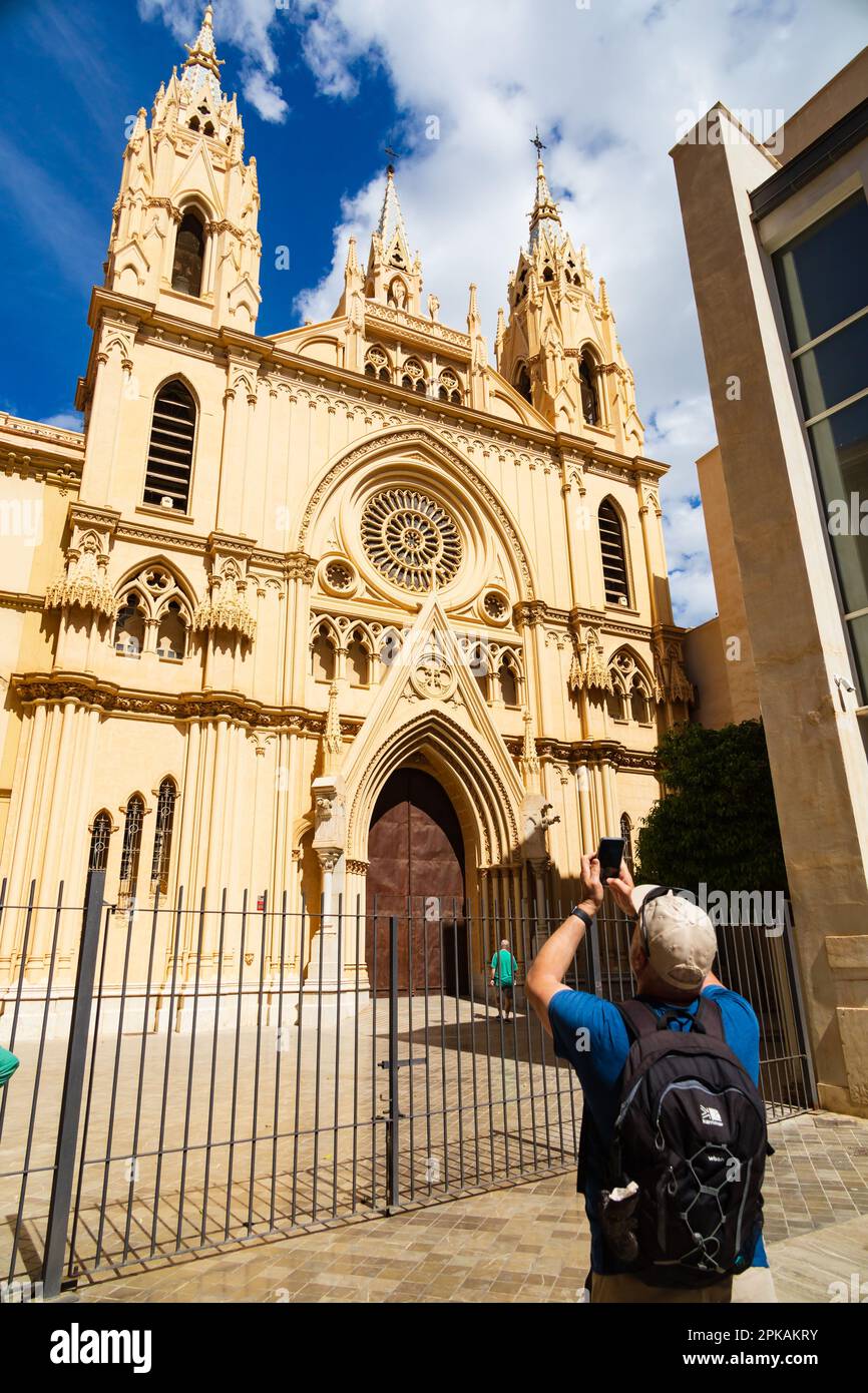 Touriste prenant une photo sur téléphone portable. Iglesia del Sagrado Corazon, Église du Sacré-cœur. Plaza de San Ignacio de Loyola, Malaga, Andalousie, Costa Banque D'Images