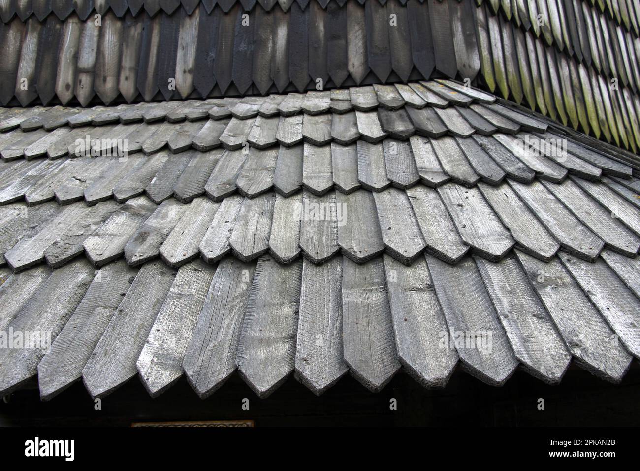 Le toit de l'ancien bâtiment est recouvert de tuiles en bois Banque D'Images