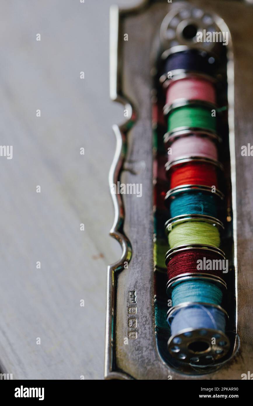 Bobines métalliques avec fil de couture de différentes couleurs Banque D'Images