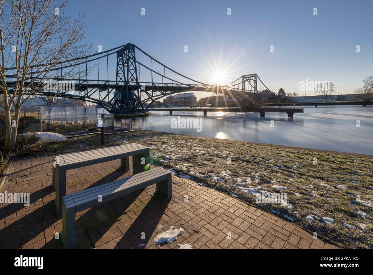 Atmosphère d'hiver au Kaiser-Wilhelm-Bridge, port de glace, contre-jour, Wilhelmshaven, Basse-Saxe, Allemagne Banque D'Images