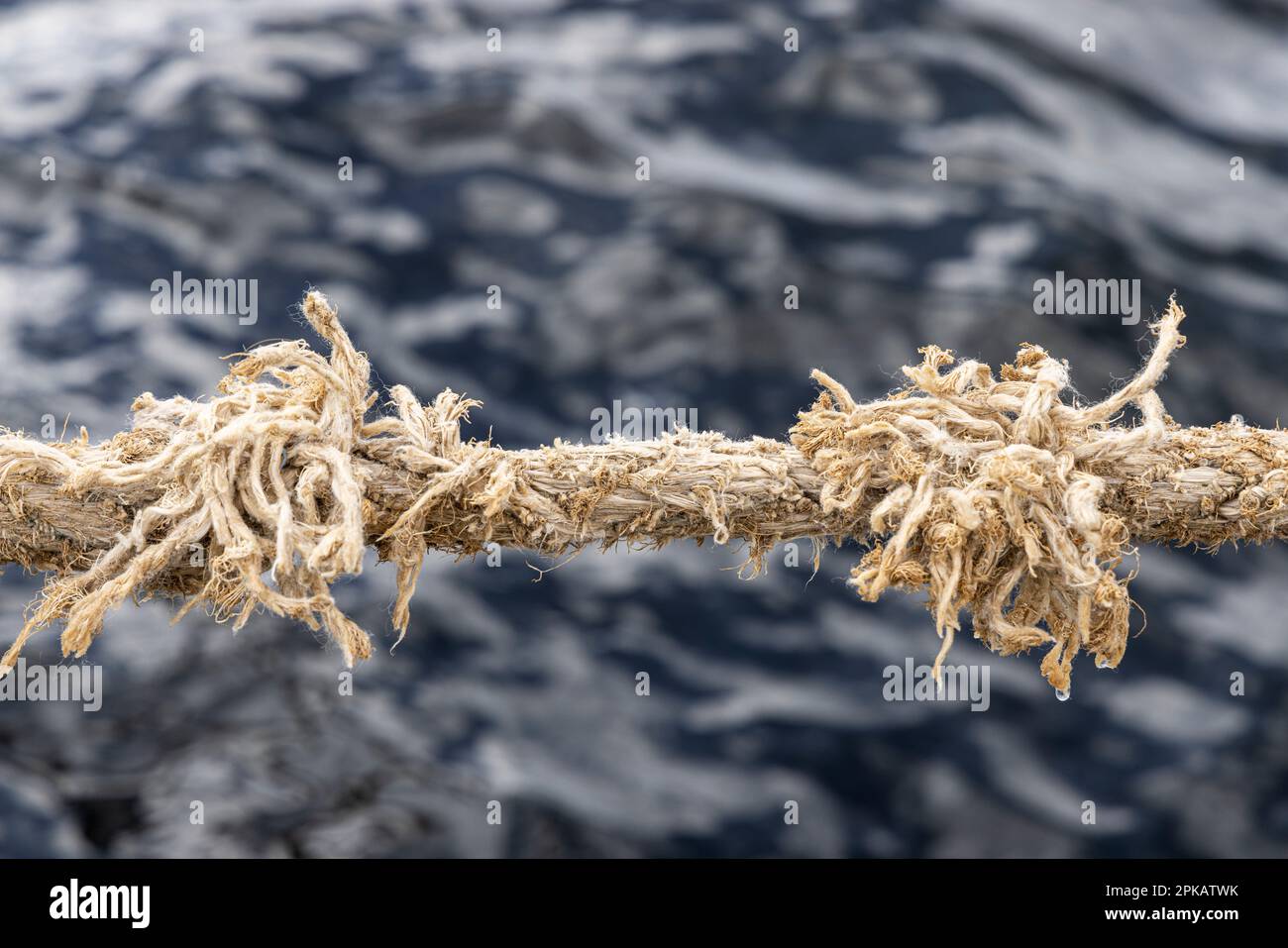 Corde de navire effilochée, détail, corde d'amarrage du voilier amarré à Bontekai, Wilhelmshaven, Basse-Saxe, Allemagne Banque D'Images