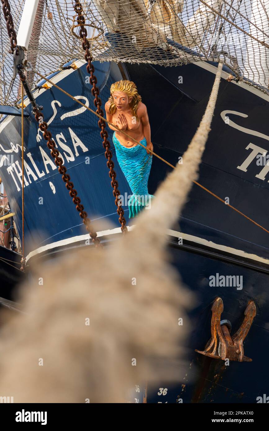 Bateau à voile 'THALASSA' amarré à Bontekai, détail, corde du navire, corde d'amarrage, tête de figurine, Déesse de la mer, sirène, pour la coupe de voile 20th Wilhelmshaven 2020, à Wilhelmshaven, Basse-Saxe, Allemagne Banque D'Images