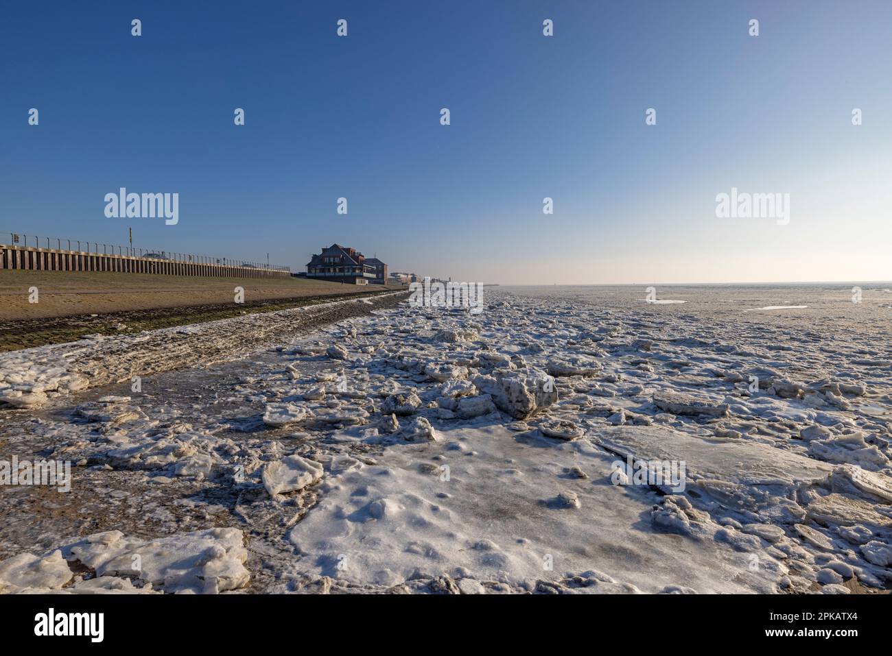 Floes de glace sur la plage sud, Fliegerdeich, Wilhelmshaven, Basse-Saxe, Allemagne Banque D'Images