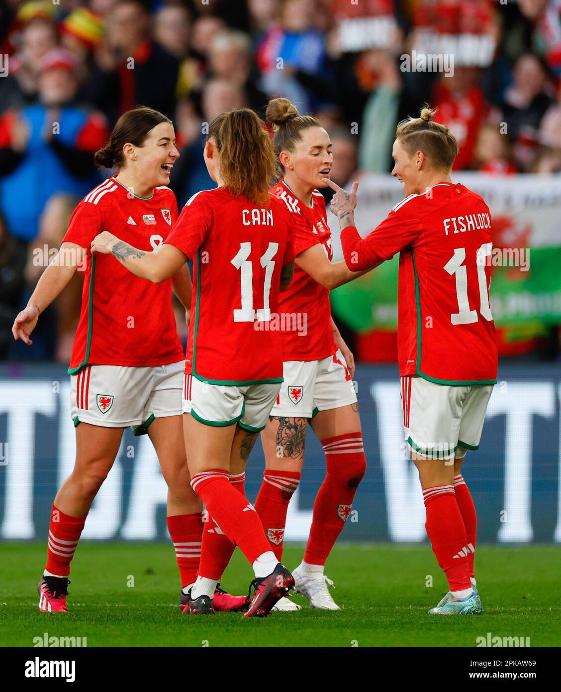 6 avril 2023, Cardiff, Cardiff, Royaume-Uni: Cardiff, Pays de Galles, 6 avril 2023 : les joueurs du pays de Galles célèbrent après qu'Angharad James (8 pays de Galles) a terminé le deuxième but de son équipe lors du match international de football amical entre le pays de Galles et l'Irlande du Nord au stade de Cardiff, au pays de Galles. (Credit image: © James Whitehead/Sport Press photo via ZUMA Press) USAGE ÉDITORIAL SEULEMENT! Non destiné À un usage commercial ! Banque D'Images