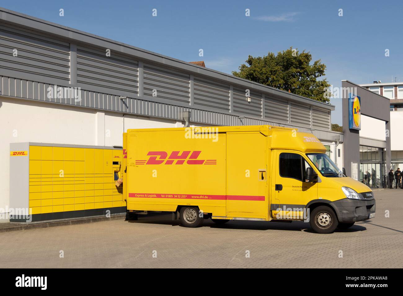 Le camion de livraison DHL, DHL Packstation 123 est situé directement au magasin Lidl