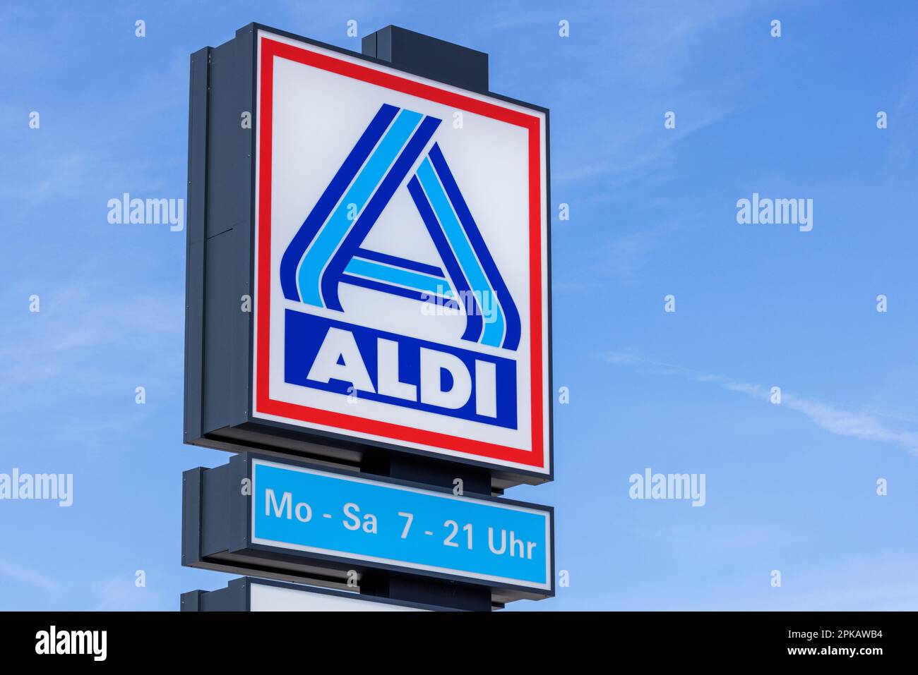 Logo Aldi avec heures d'ouverture d'un magasin ALDI North, Flutstraße, Wilhelmshaven, Basse-Saxe, Allemagne Banque D'Images