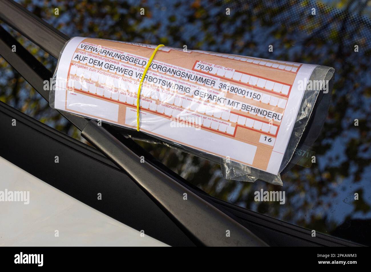 Demande de paiement sur le pare-brise d'une voiture, billet de parking pour le stationnement illégal sur le trottoir avec obstruction, 70, 00 euros, image de symbole, Wilhelmshaven, Basse-Saxe, Allemagne Banque D'Images