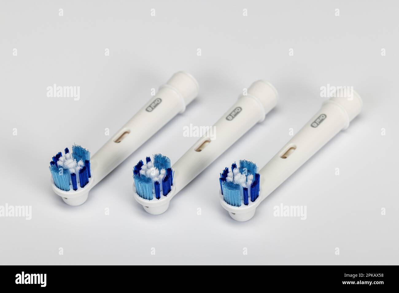 Trois brosses de rechange pour brosses à dents électriques Oral-B, fond blanc, Banque D'Images