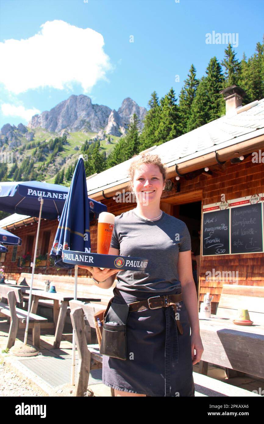 Service sur le Gehrenalpe 1610m, bière de blé, Wängle près de Reutte au Tyrol, Autriche, Europe Banque D'Images Service sur le Gehrenalpe 1610m, bière de blé, Wängle près de Reutte au Tyrol, Autriche, Europe Banque D'Images