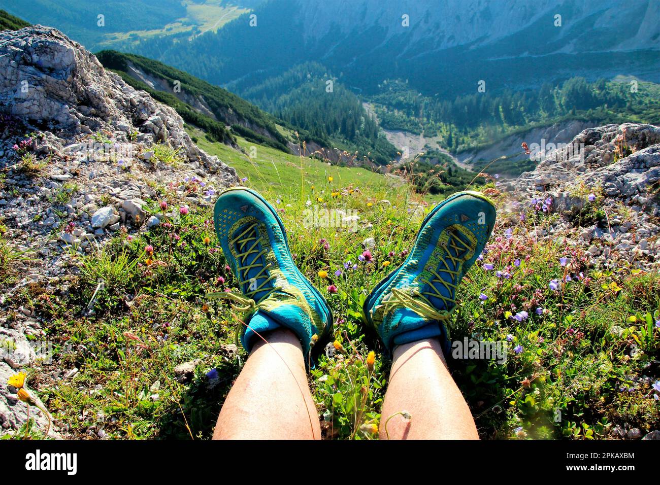 Randonnée à Wörner Sattel, vue sur Vereiner Alm, bottes de montagne, pieds, repos, Karwendel, Sunrise, Karwendelgebirge, Mittenwald, haute-Bavière, Bavière, Wer Banque D'Images