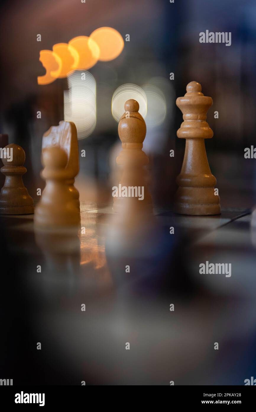 Des pièces d'échecs verticales la Reine regardant dessus Banque D'Images