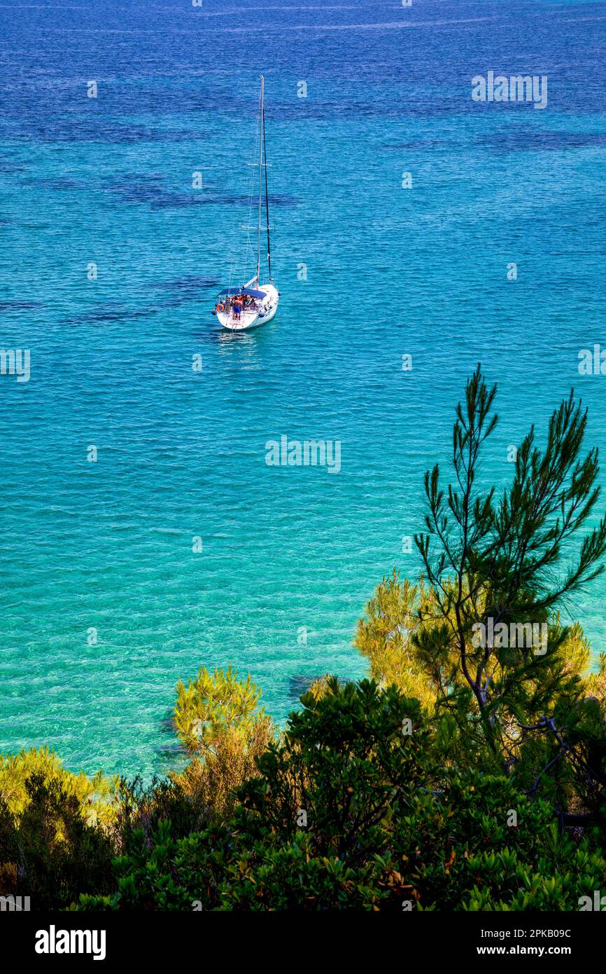 Bateau à voile dans la mer egée près de la belle plage de sable de Fava près de Vourvourou, péninsule grecque de Sithonia, Chalkidiki (Halkidiki), Grèce, Europe. Le summe Banque D'Images