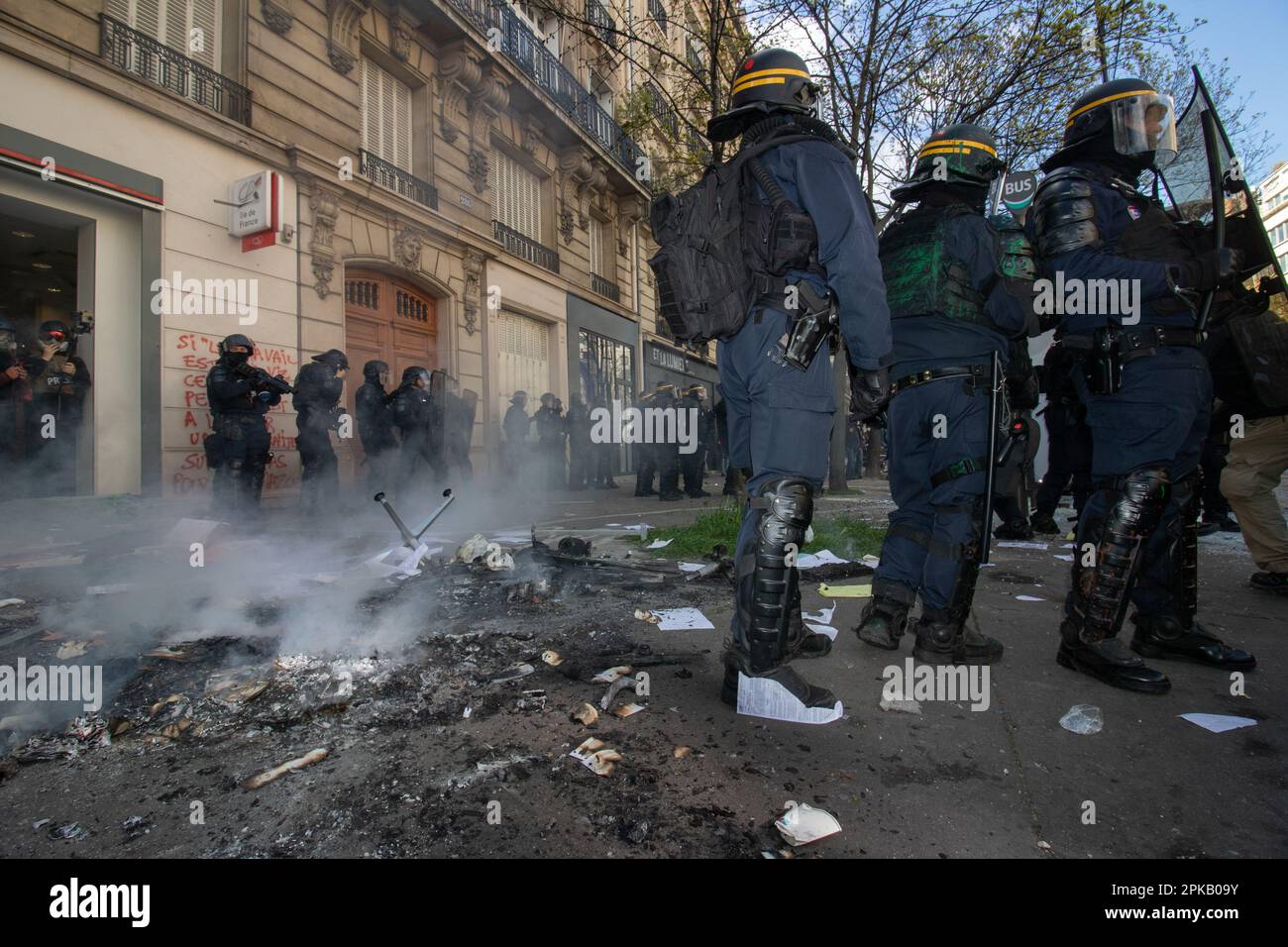 La police française s'est violemment heurt aux manifestants le 11th jour des grèves des retraites françaises. Banque D'Images