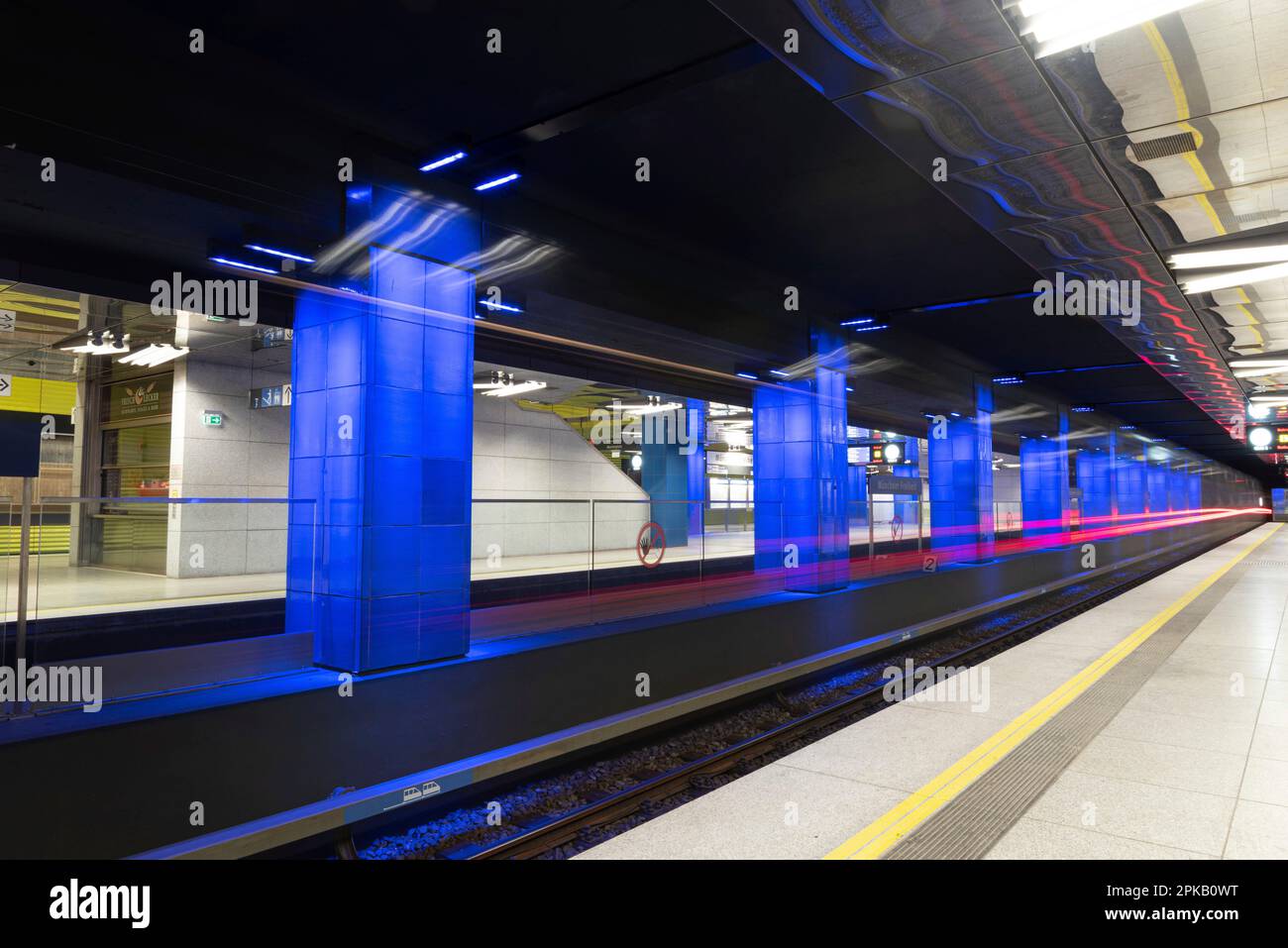 Station de métro futuriste Muensener Freiheit à Munich, Bavière, Allemagne Banque D'Images