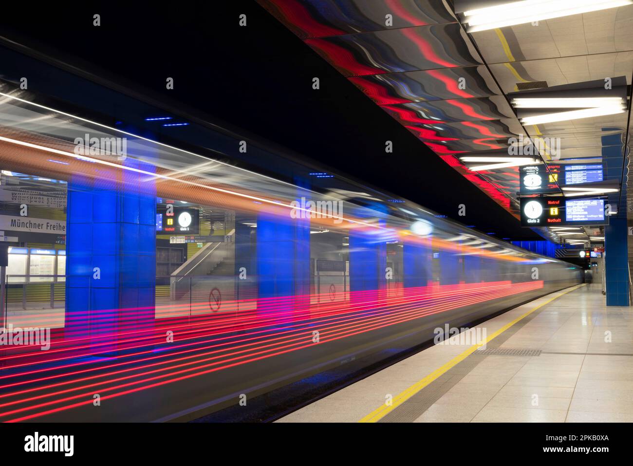Station de métro futuriste Muensener Freiheit à Munich, Bavière, Allemagne Banque D'Images