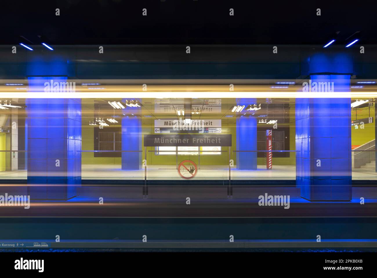 Station de métro futuriste Muensener Freiheit à Munich, Bavière, Allemagne Banque D'Images