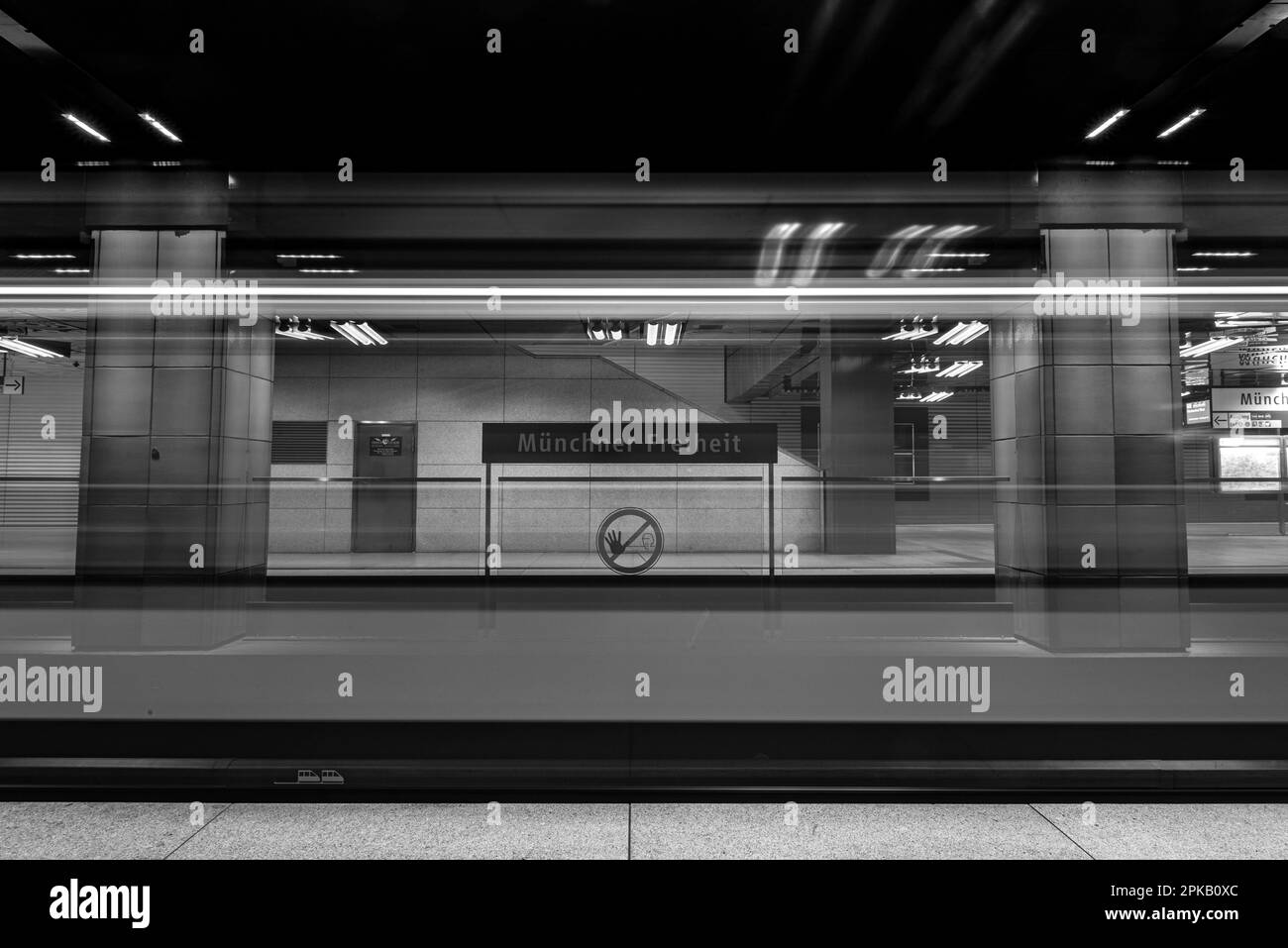 Station de métro futuriste Muensener Freiheit à Munich, Bavière, Allemagne Banque D'Images