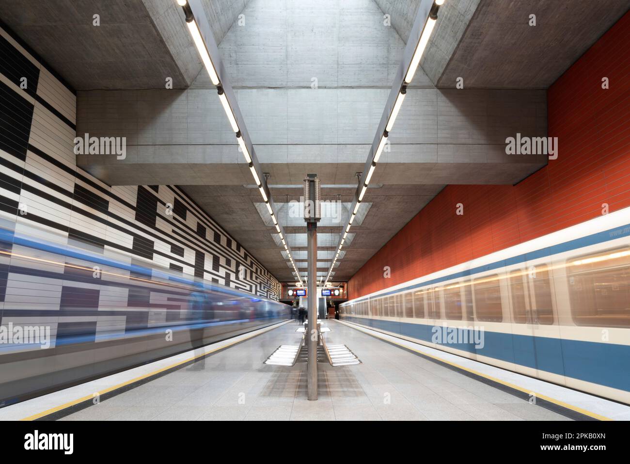 Les murs emblématiques de la station de métro Oberwiesenfeld à Munich, Bavière, Allemagne Banque D'Images