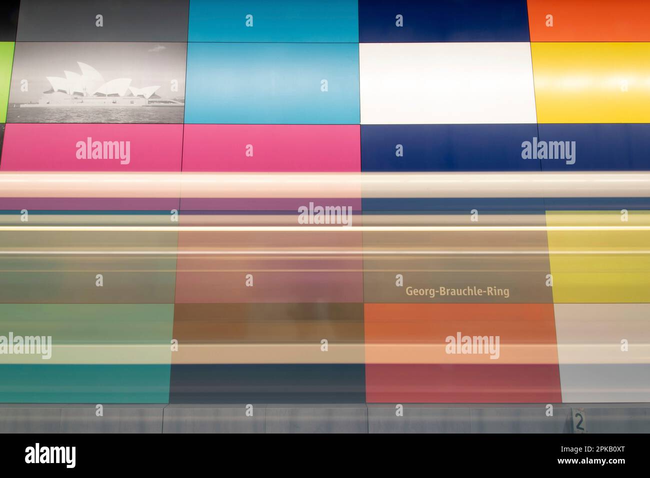 Mur coloré de la station de métro Georg-Brauchle-Ring à Munich, Bavière, Allemagne Banque D'Images