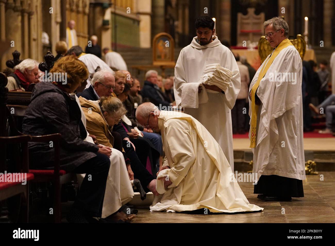 L'archevêque de Canterbury Justin Welby exécute la cérémonie de lavage des pieds pendant l'Eucharistie du Sung, la liturgie de Maundy service du jeudi à la cathédrale de Canterbury, dans le Kent. Date de la photo: Jeudi 6 avril 2023. Banque D'Images