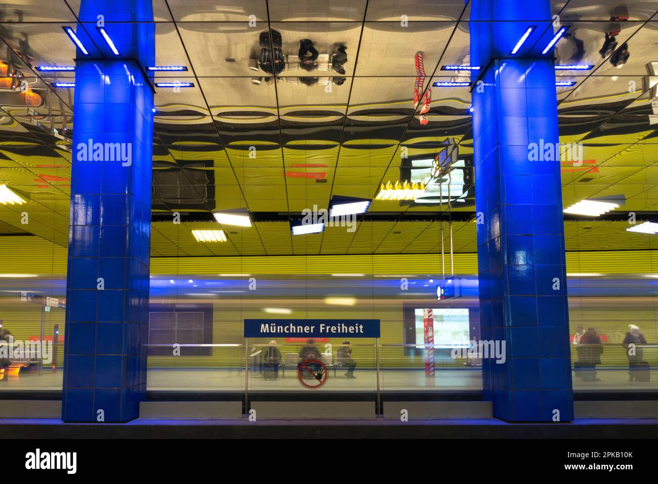 Station de métro futuriste Muensener Freiheit à Munich, Bavière, Allemagne Banque D'Images