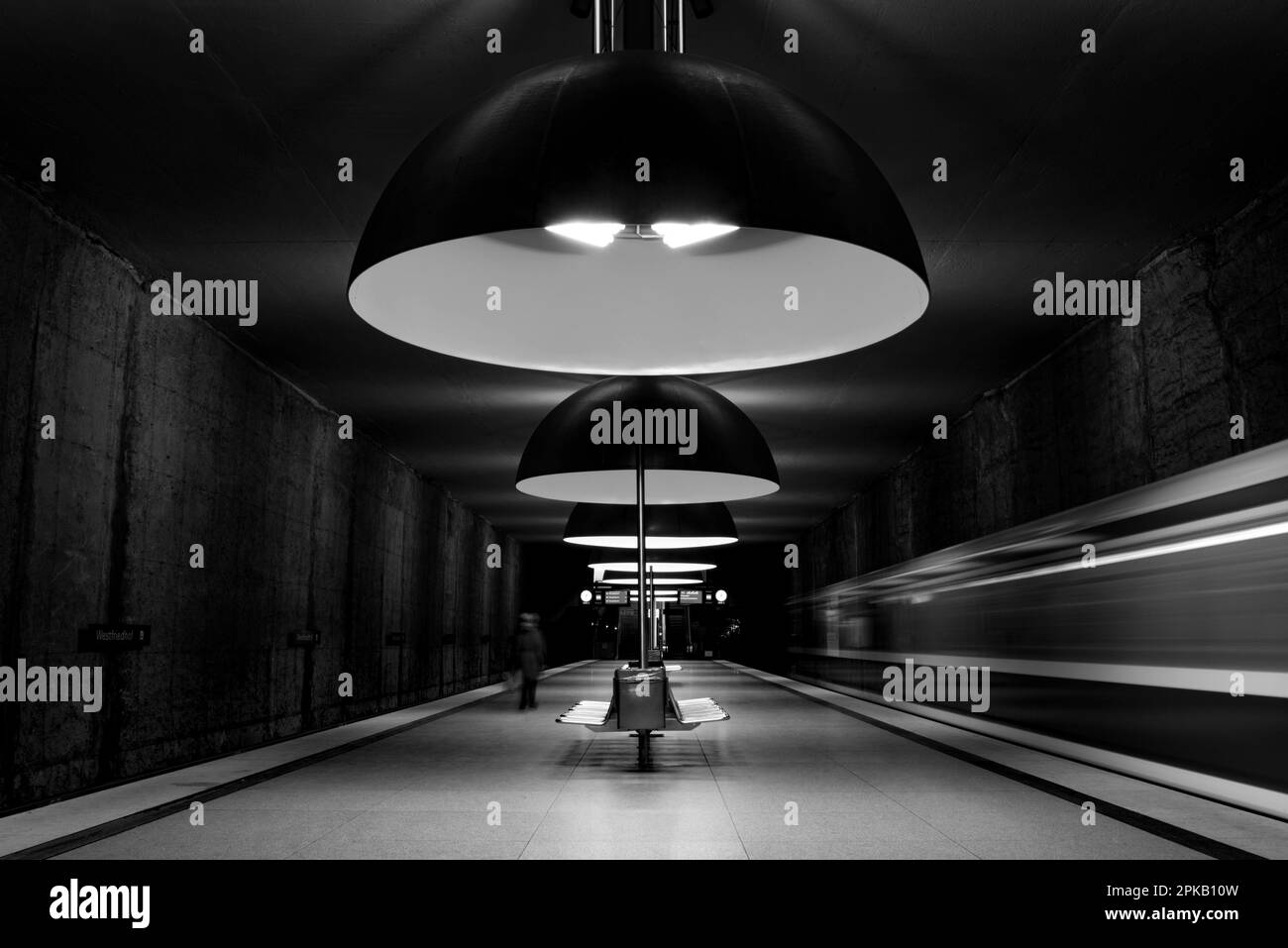 Station de métro pittoresque Westfriedhof à Munich, Bavière, Allemagne Banque D'Images