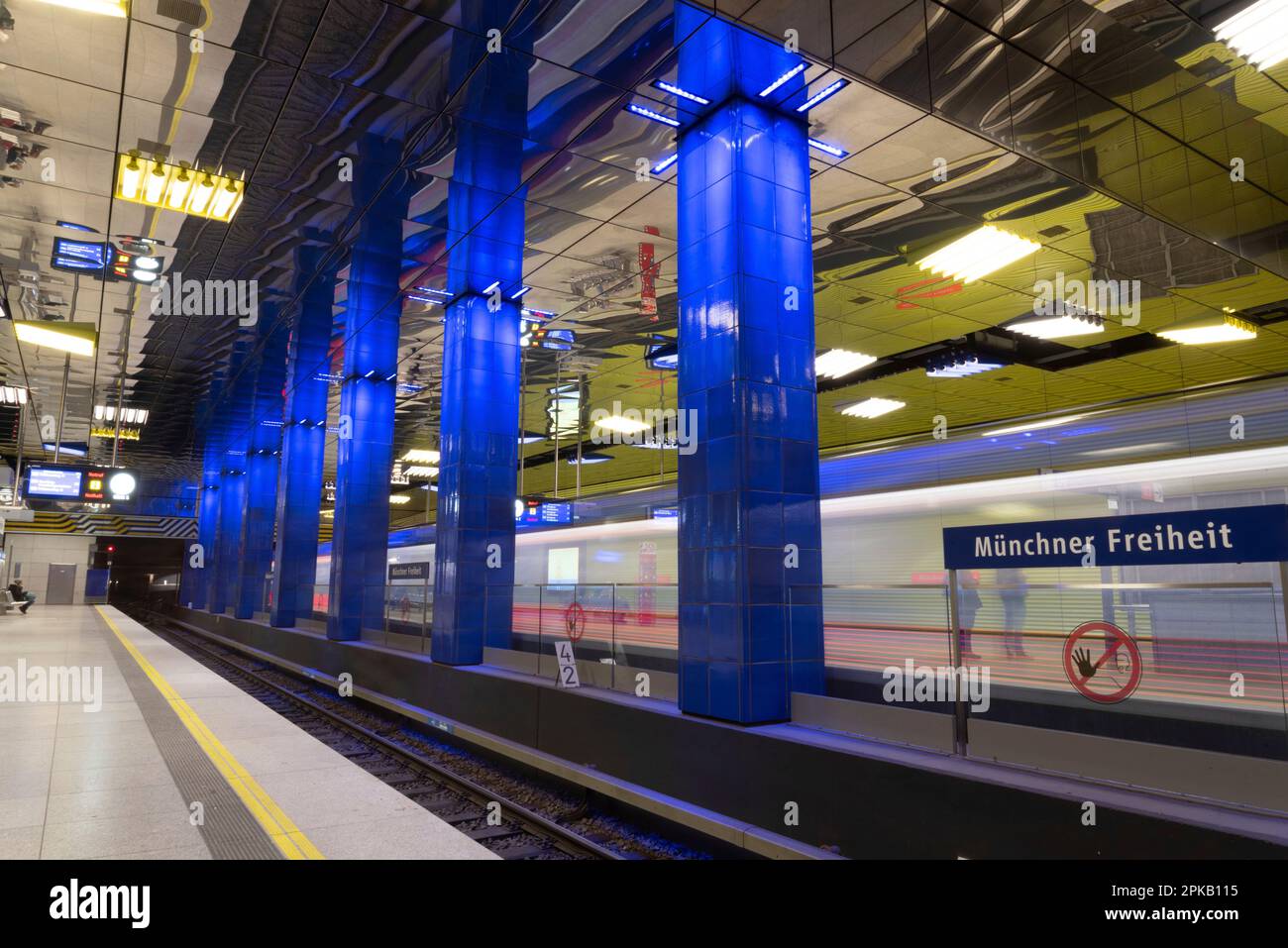 Station de métro futuriste Muensener Freiheit à Munich, Bavière, Allemagne Banque D'Images